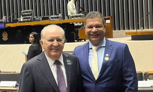 O empresário maranhense Parmênio Mesquita de Carvalho recebe medalha Mérito Legislativo